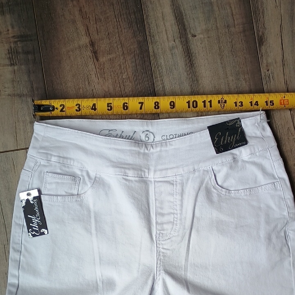 Stylish White Cropped Jeans for Women - Picture 7 of 12